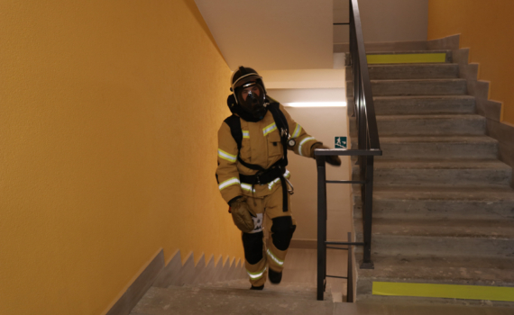 Россияне с помощью одеяла спасли ребёнка из горящей квартиры в Петербурге