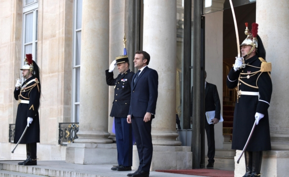 Сардарян: Макрон оказался лидером без авторитета, назначающим таких же премьеров