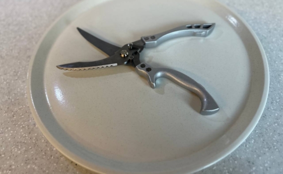 Беспорядок в ящиках: 3 идеи из пустых бутылок – наводим красоту на кухне, мастерской, в косметичке