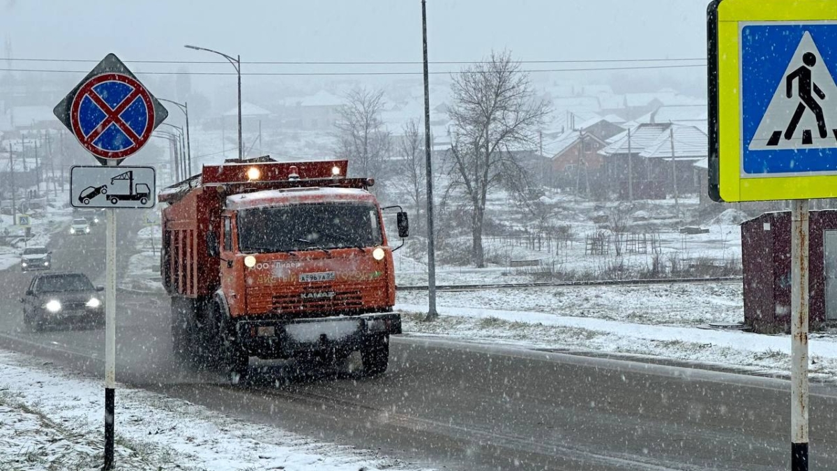 В Адыгее проводят обработку улично-дорожной сети противогололедными материалами пресс-служба мэрии Майкопа
