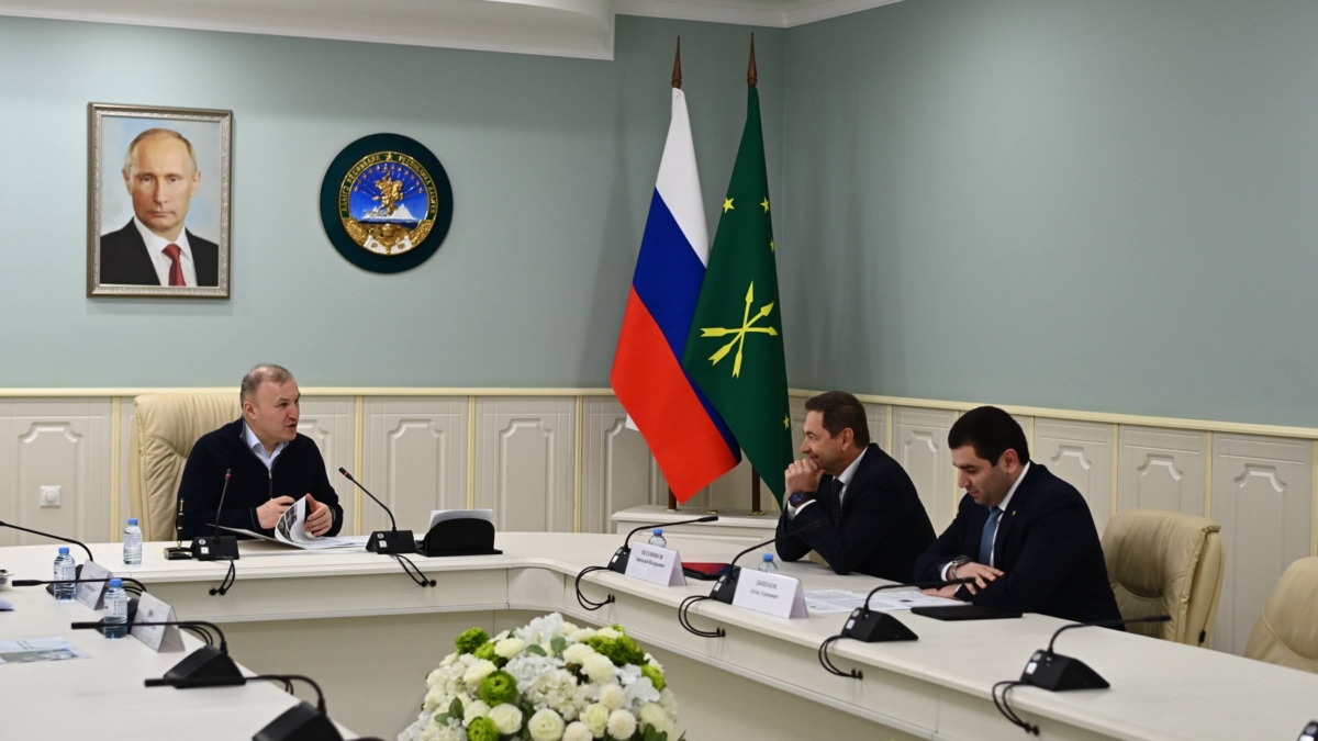 Глава Адыгеи провел встречу с председателем Юго-Западного банка Сбербанка пресс-служба глава РА