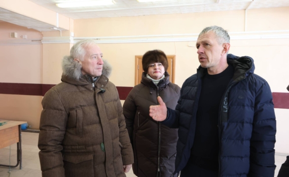 Губернатор Владимир Мазур проверил ход капремонта Парабельской школы по нацпроекту Губернатор Владимир Мазур проверил ход капремонта Парабельской школы по нацпроекту